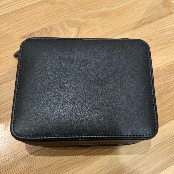 NWOT Aramco Formula 1 Aston Martin leather case, rare + magnetic card holder - Picture 2 of 10